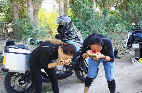 摩旅打伞吃瓜视频,打伞吃瓜，体验别样旅途风情